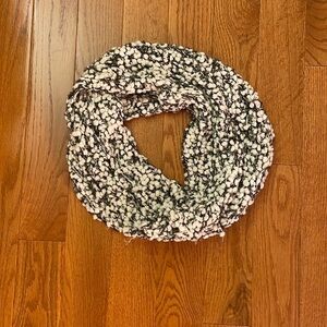 CLAIRE’S Black and white scarf
